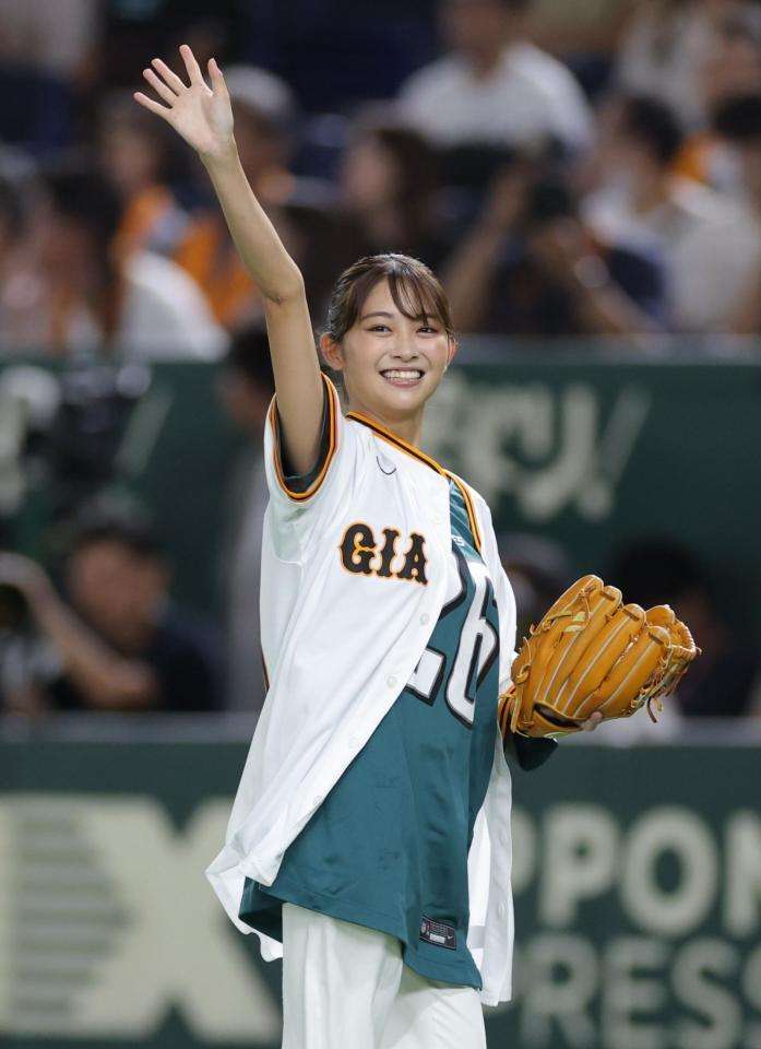 巨人戦 日テレ新人女子アナの速球に球場どよめく 躍動感あふれる豪快フォームに解説者もうなる「経験者だけありますね」
