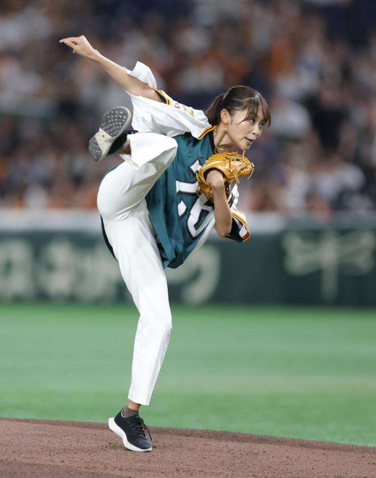 巨人戦 日テレ新人女子アナの速球に球場どよめく 躍動感あふれる豪快フォームに解説者もうなる「経験者だけありますね」