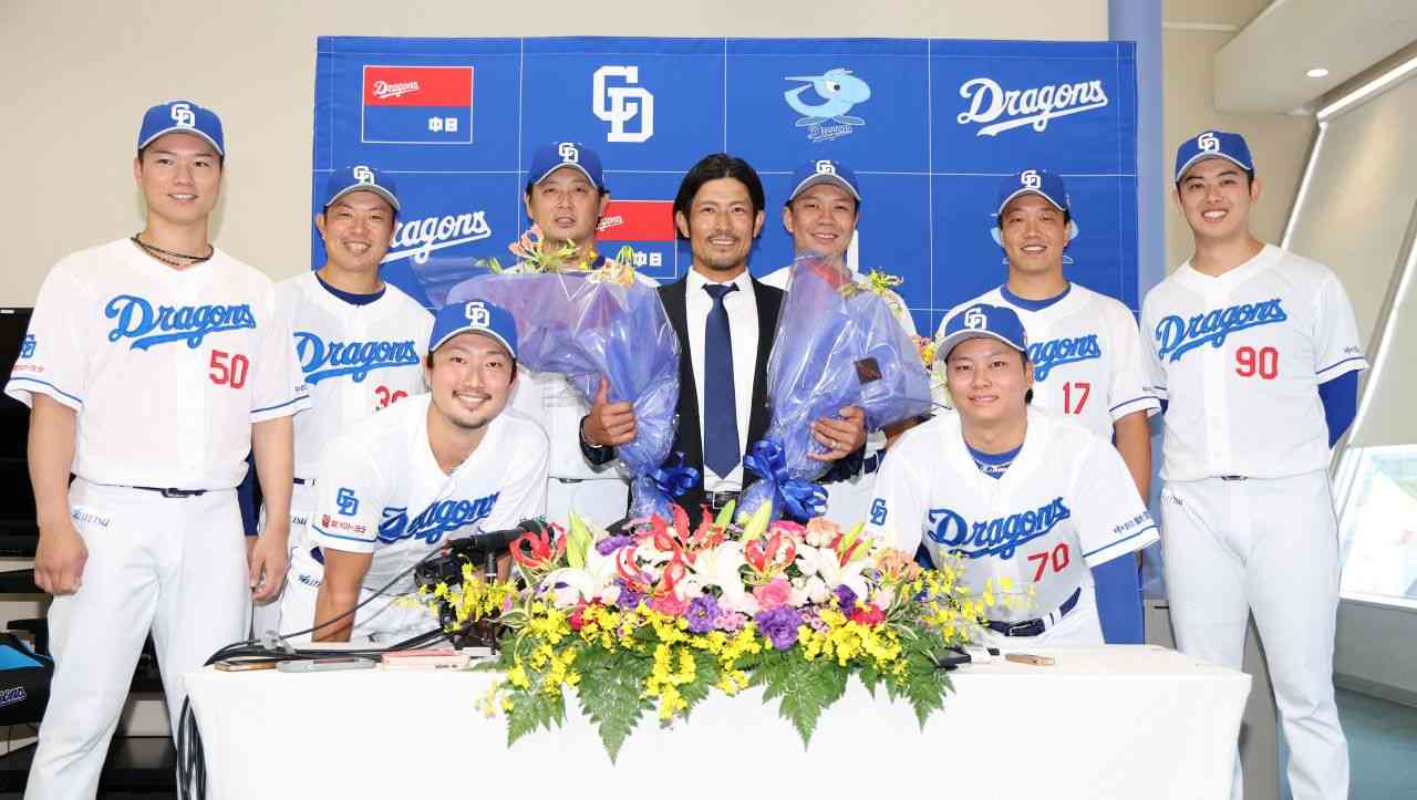 中日・祖父江大輔、引退会見には投手陣が花束を持って駆け付け… 大野雄大は『本日の主役』タスキで登場（中日スポーツ） - Yahoo!ニュース