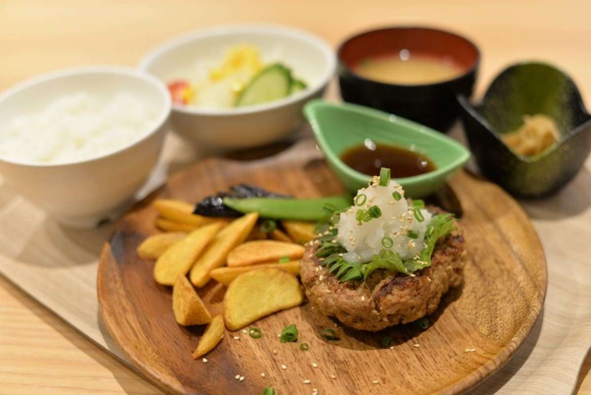夫が「食いつくし系」なのか、月の食費が3人家族で「15万円」です。ファミレスに行っても夫だけで「3000円」使うのですが、食べる量を減らしてもらうべきですか？|ファイナンシャルフィールド|﻿その他家計