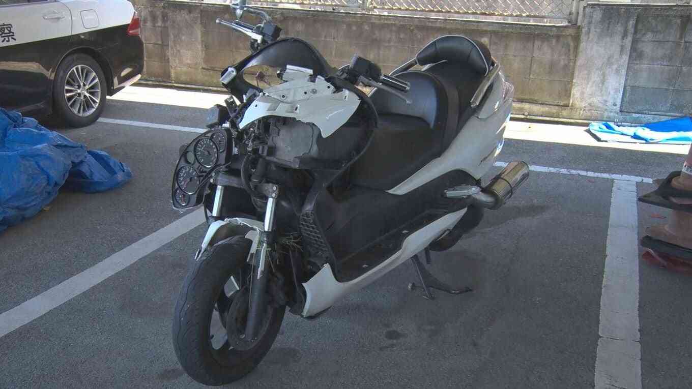 オートバイが電柱に衝突し男子高校生が死亡　後続車の運転手「バイクが電柱に向かっていった」　警察が事故原因調べる