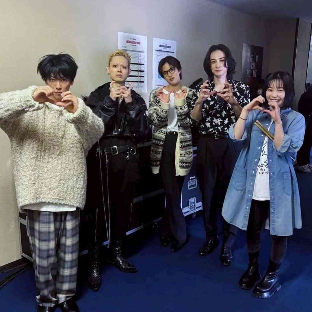 「一瞬誰？って」「別人すぎ」共演重ねた人気女優と結婚から4年…〝激変〟32歳俳優の奇抜な姿に衝撃「言葉にできない凄さ」