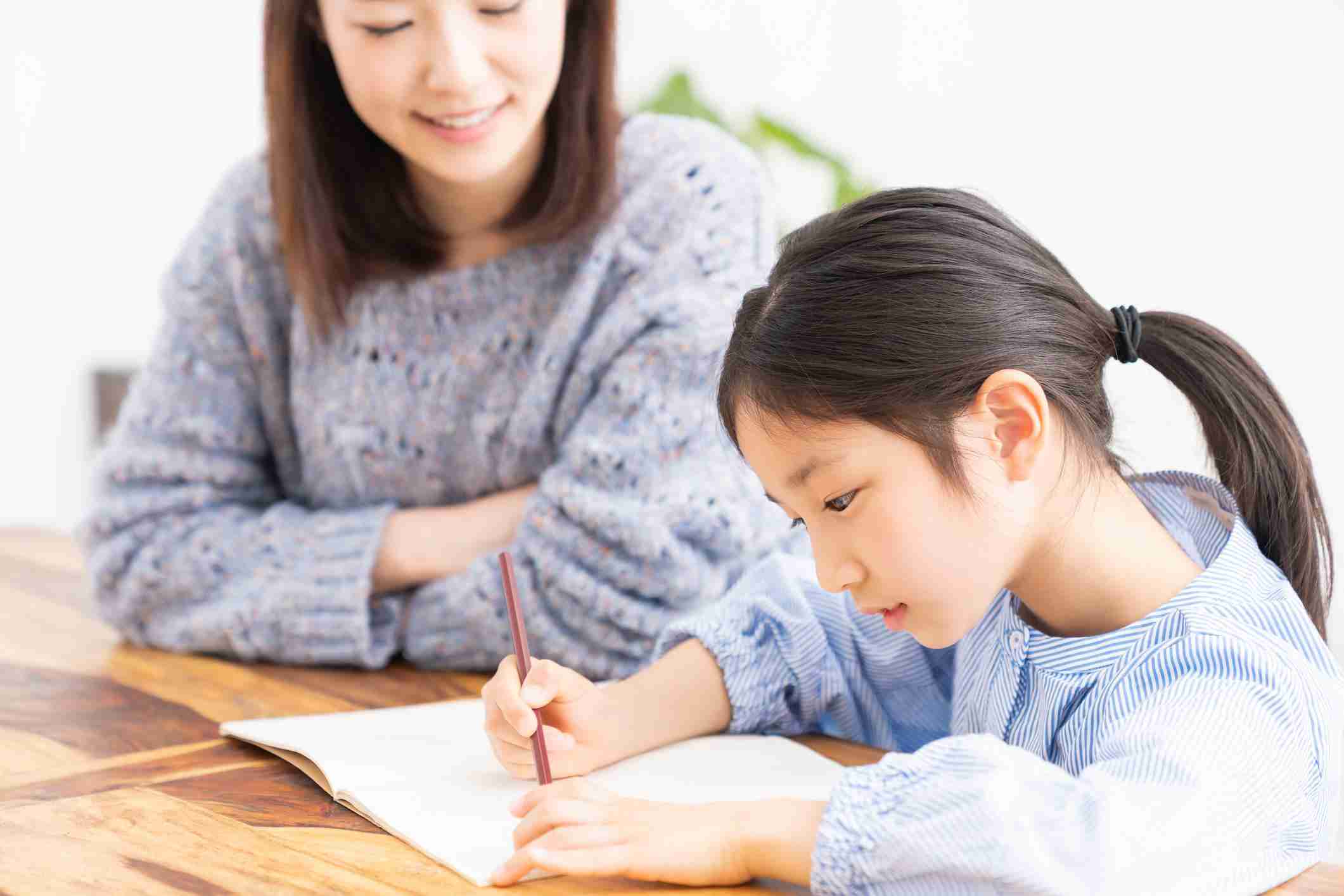 子どもの「宿題」は廃止すべき？ 親の意見がきっぱり