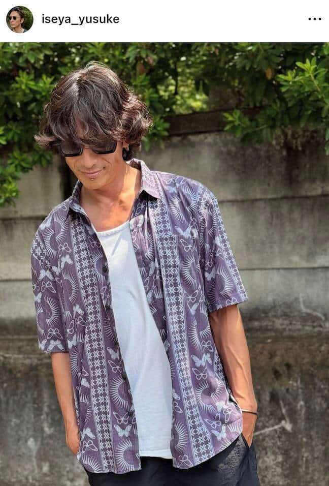 伊勢谷友介49歳、イケおじ爆発なハーパン×シャツ×サングラス...口元にはピアスを　「めちゃくちゃカッコいい」