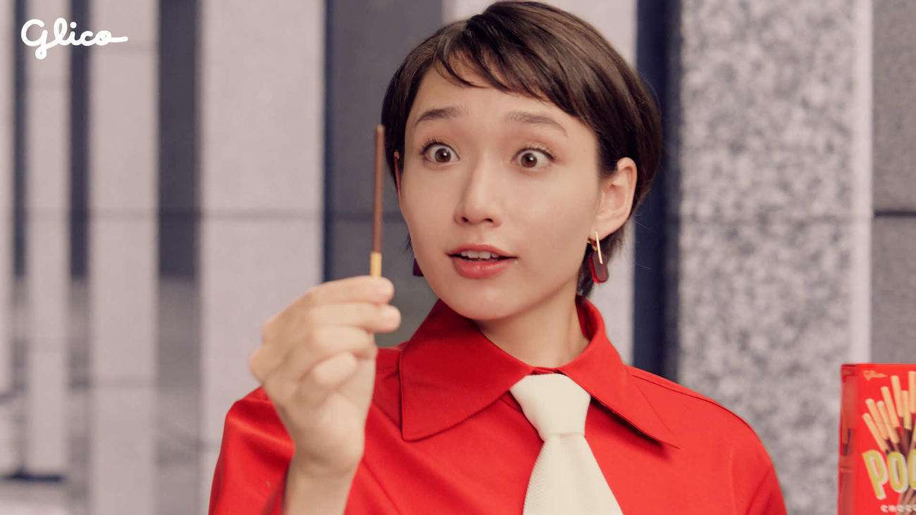 白本彩奈が「ポッキー」新イメージキャラクターに「革命的な驚き」新CMで真っ赤な衣装姿披露