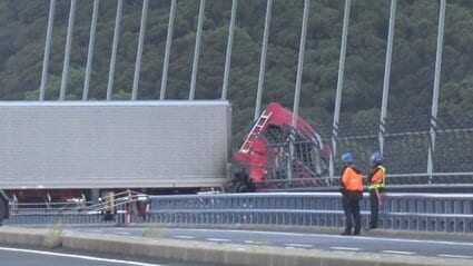 長崎港のシンボル・女神大橋で事故 大型トレーラーが橋の欄干を突き破り フロントガラス大破　運転手が行方不明に 付近の海上から男性の遺体