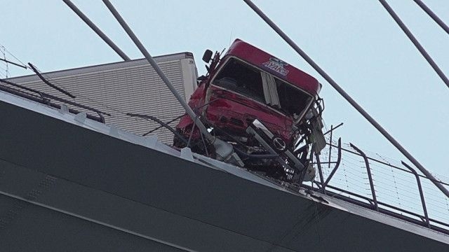 長崎港のシンボル・女神大橋で事故 大型トレーラーが橋の欄干を突き破り フロントガラス大破　運転手が行方不明に 付近の海上から男性の遺体