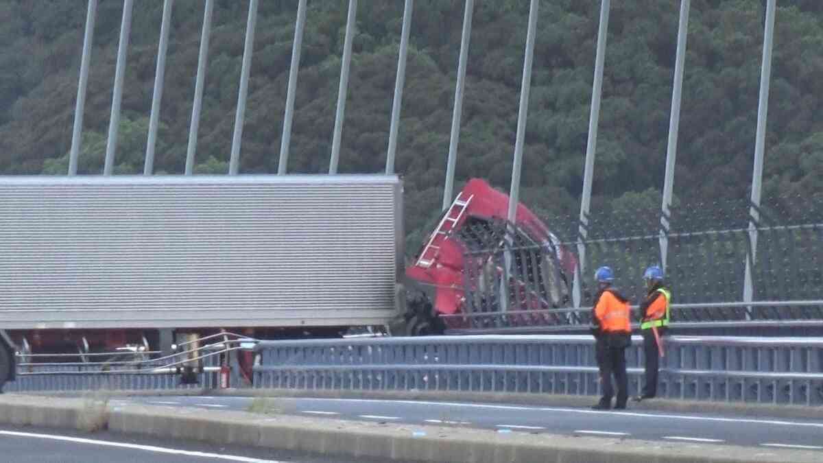 長崎港のシンボル・女神大橋で事故 大型トレーラーが橋の欄干を突き破り フロントガラス大破　運転手が行方不明に 付近の海上から男性の遺体 | 長崎のニュース | 天気 | NBC長崎放送