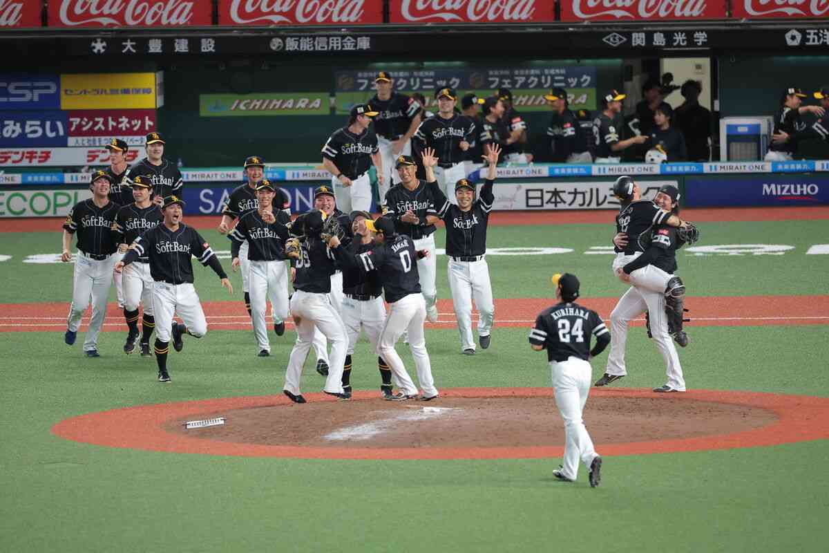 【ソフトバンク】リーグ連覇決めた！最大借金７から大逆襲で頂点へ　栗原陵矢が決勝の２点二塁打 - スポーツ報知