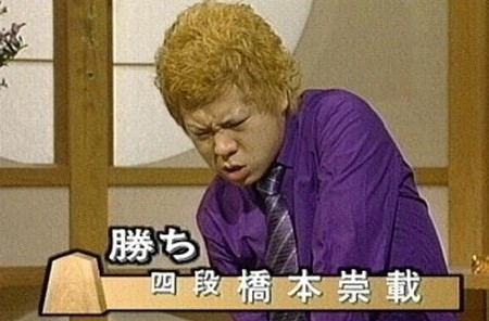 《初公判にロン毛で出廷》元プロ棋士“ハッシー”がクワで元妻と義父に襲いかかった理由、弁護側は「心神喪失」可能性を主張