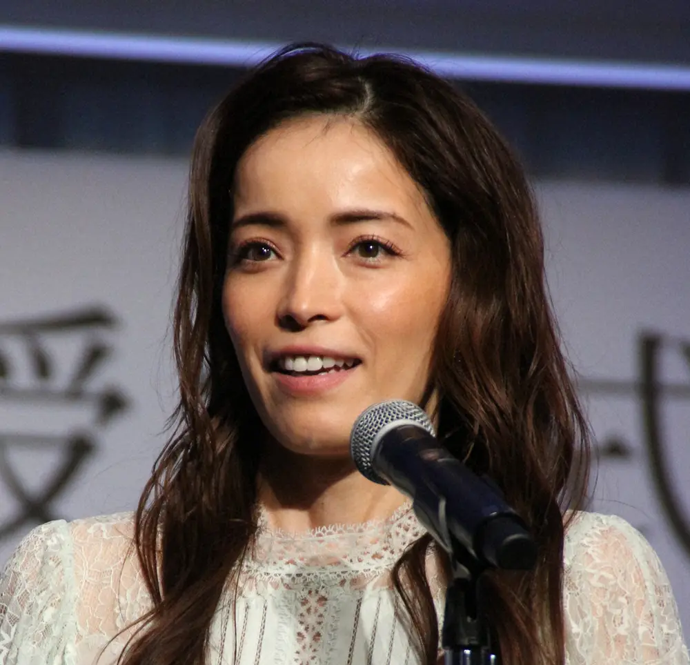 知念里奈　「念願の肩車！」19歳バレエダンサー長男と水遊び親子S「カップルにしか…」　夫は井上芳雄