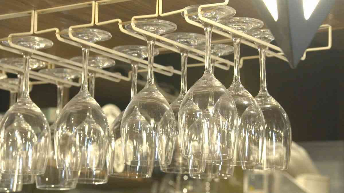 閉店後に28歳女性客と2人になった45歳飲食店経営の男　出入り口に鍵をかけ女性の唇に無理やりキスをするわいせつ行為か