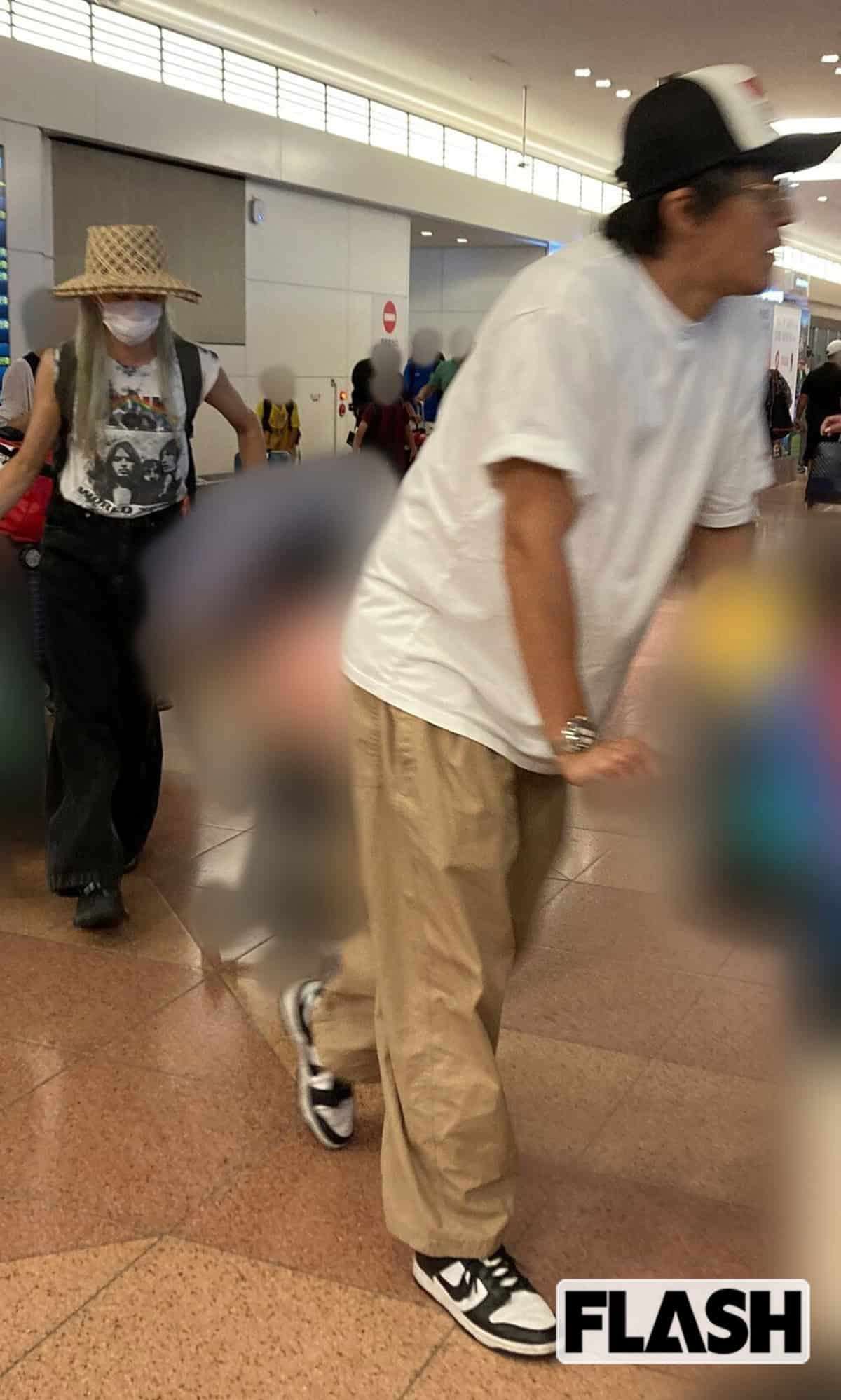 【独自】小栗旬、沖縄旅行で見せた“オーラなし”パパ姿…社長業の傍ら2カ月連続の「家族サービス」