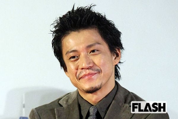 【独自】小栗旬、沖縄旅行で見せた“オーラなし”パパ姿…社長業の傍ら2カ月連続の「家族サービス」 | Smart FLASH/スマフラ[光文社週刊誌]