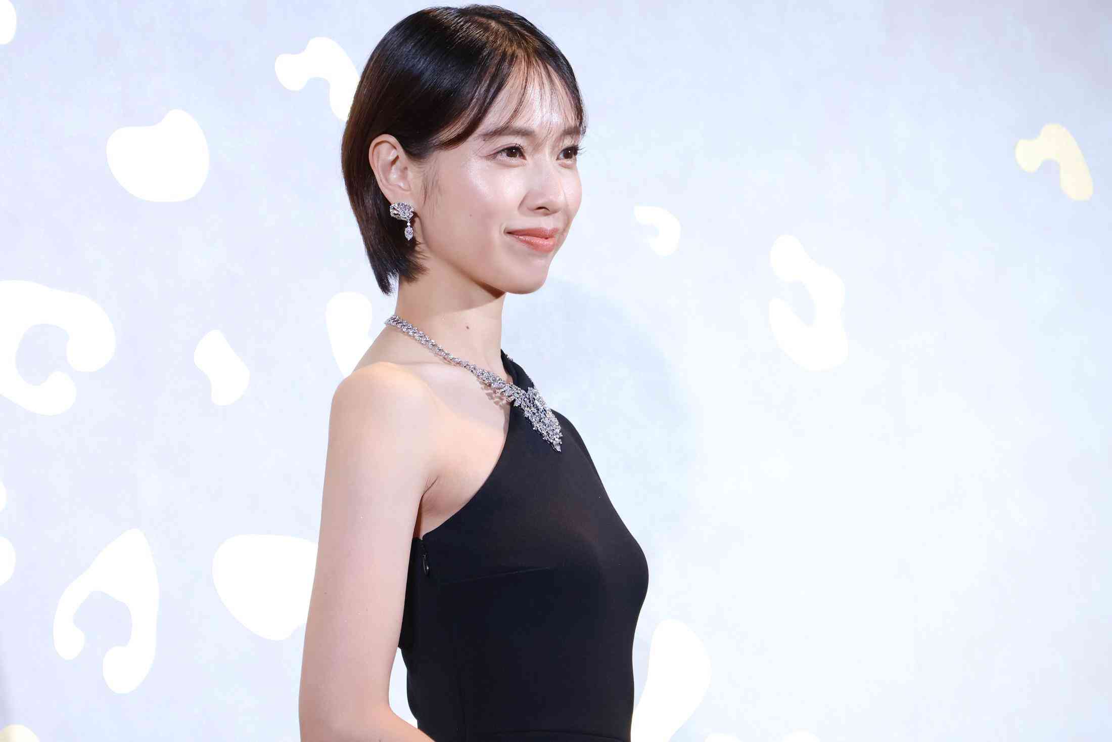 戸田恵梨香:ご褒美時間は「家族と過ごす毎日」 美ボディーライン際立つ黒ドレス姿で銀座カルティエへ