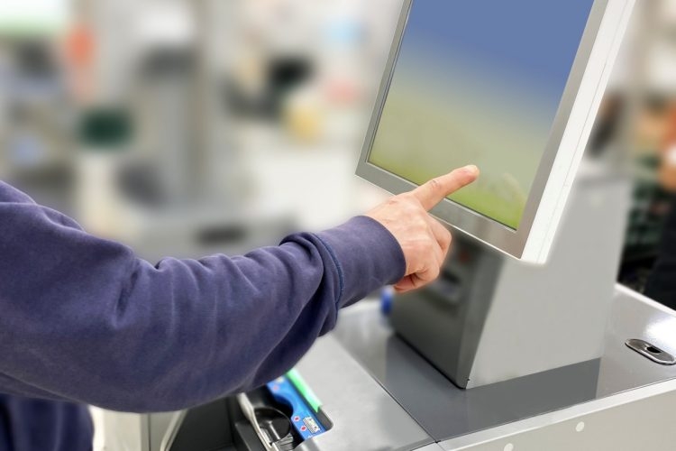 「券売機は大丈夫だけど…」セルフレジが苦手という人たちが感じる“壁” 操作に大差はないが「間違えるわけにはいかない」「なんで自分で会計しなきゃならないのか」の思い