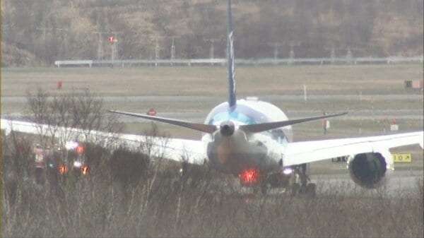 【速報】「飛行機からエマージェンシーが出ている」「翼から煙が出ている」北海道新千歳空港でANA機から煙…機体トラブルか 警察と消防が対応中 これまでにケガ人などの情報なし