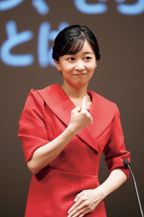 《スピーチコンテストや万博で披露》佳子さまが魅せられた“情熱の赤”の装い（女性セブンプラス） - Yahoo!ニュース