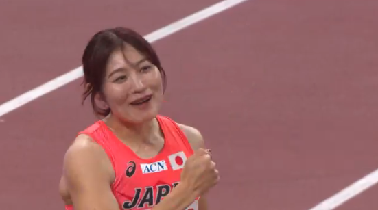【世界陸上】日本一100m美女、鍛えた太腿と美腹筋のマッスルポーズ！なかやまきんに君との交流が話題に