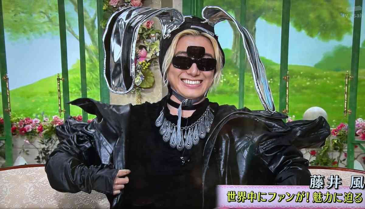藤井風「ワンちゃんイメージ」垂れ耳ド派手衣装で登場　黒柳徹子が大興奮「すごい、すごい！」連呼