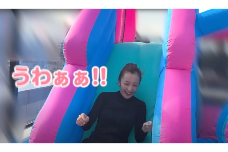 【すべり台で水着…ニコニコの板野友美】話題の自宅巨大プールのお値段　取り扱い業者は「あくまでお子さま用なので…」子どもと過ごす“ともちん”の幸せライフ　