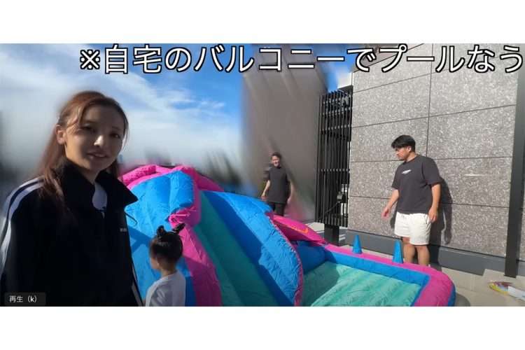【すべり台で水着…ニコニコの板野友美】話題の自宅巨大プールのお値段　取り扱い業者は「あくまでお子さま用なので…」子どもと過ごす“ともちん”の幸せライフ　