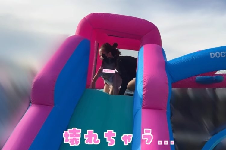 【すべり台で水着…ニコニコの板野友美】話題の自宅巨大プールのお値段　取り扱い業者は「あくまでお子さま用なので…」子どもと過ごす“ともちん”の幸せライフ　