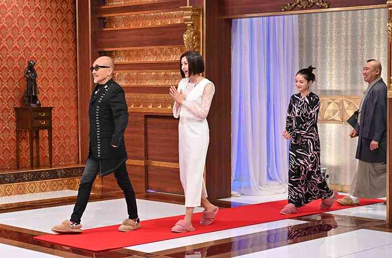 『格付け』出演の藤原紀香が「美しすぎる」　視聴者の視線集中「50代になってもええ女」