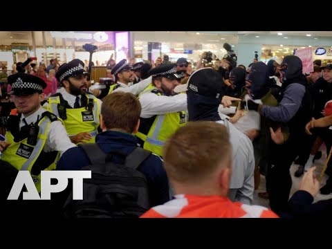 Clashes Erupt at Anti-Immigration Protest in London’s Canary Wharf | 4 Arrested | APT