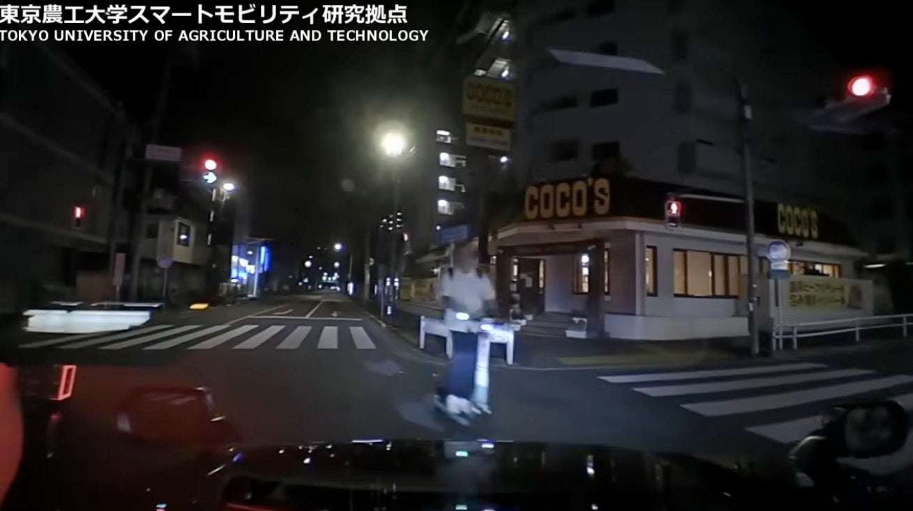 電動キックボードが信号無視⇨車は急ブレーキ、「何やってんだ！」と大声で注意。静岡県警が映像を公開