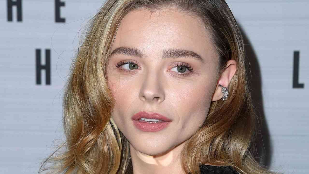 「みんなが私の体型について笑っていた」クロエ・グレース・モレッツが明かした身体醜形障害 | Vogue Japan