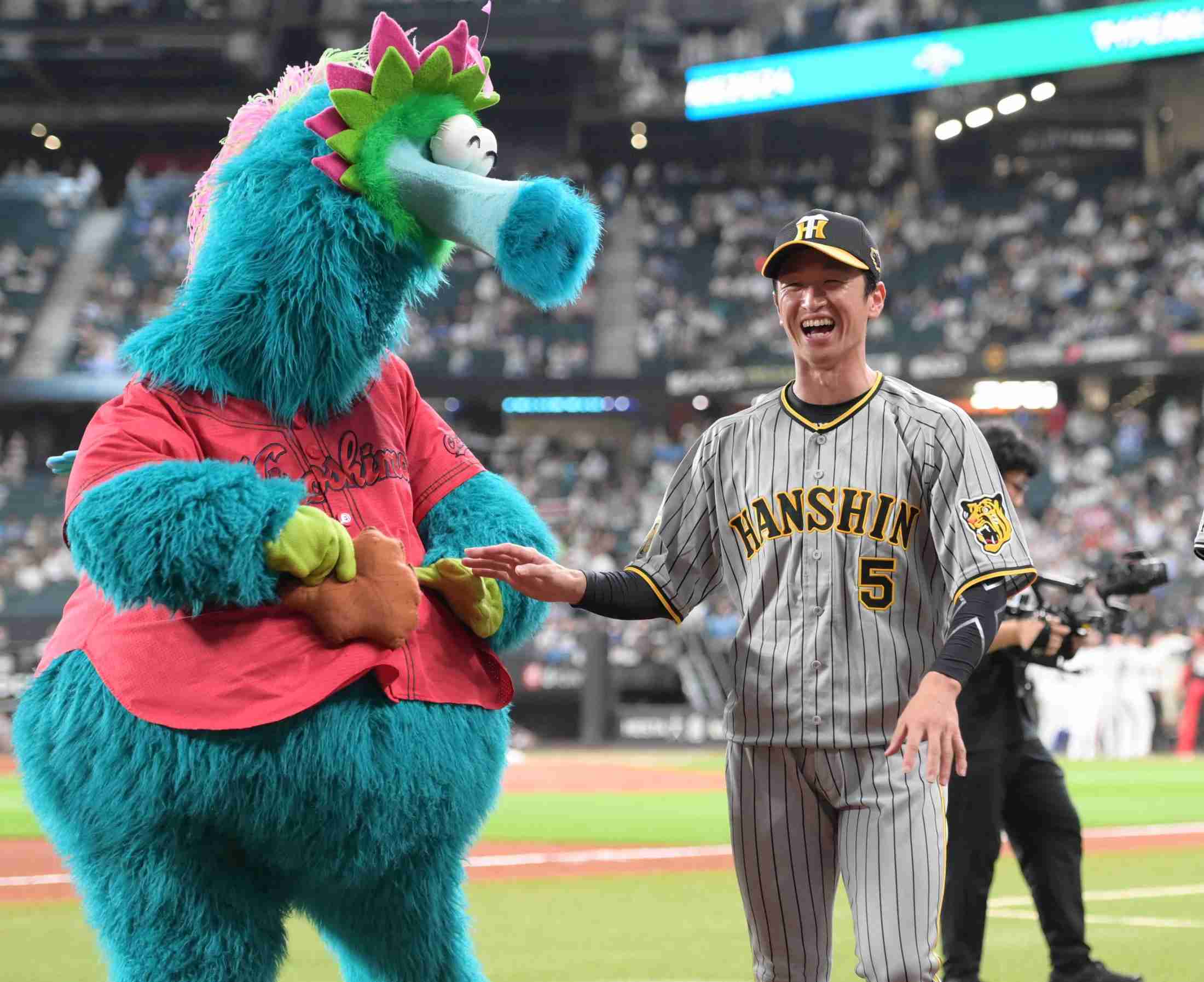 阪神・近本とスラィリー仲良しの秘密　サインおねだりの秘話も（デイリースポーツ） - Yahoo!ニュース