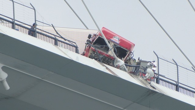 【長崎】女神大橋の大型トレーラー死亡事故　追突された乗用車は駐停車禁止車線にライト消し停車「交際相手と電話中」（長崎文化放送） - Yahoo!ニュース