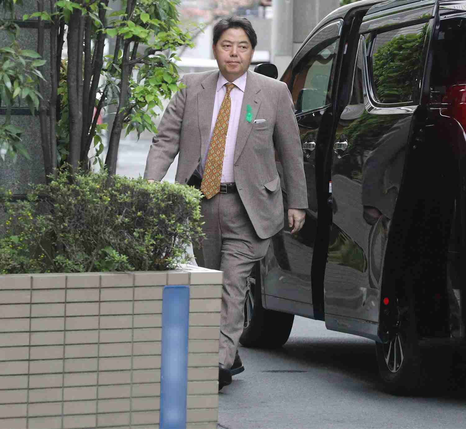 林芳正文科相　公用車で白昼“キャバクラヨガ”通い「週刊文春」報道