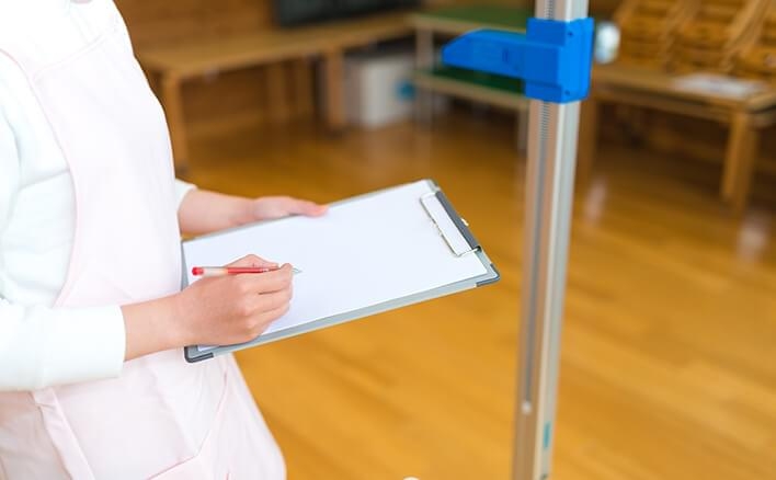 健康診断で背骨の歪みが指摘された…脊柱側弯症とは？｜ベネッセ教育情報サイト