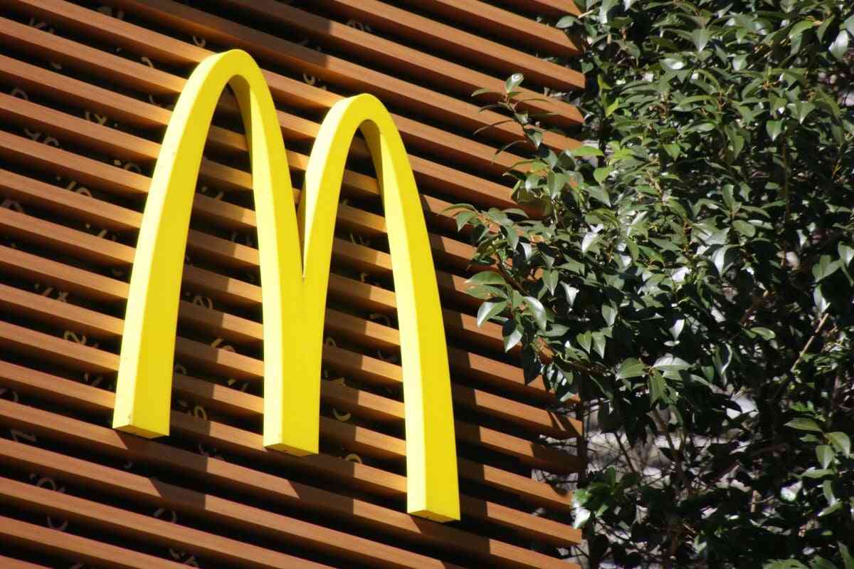 「子連れにはモバイルオーダーが必須です」 マクドナルド、次回ハッピーセットで《販売は店頭のみ》発表も…SNSは「本末転倒」厳しい声 | オトナンサー