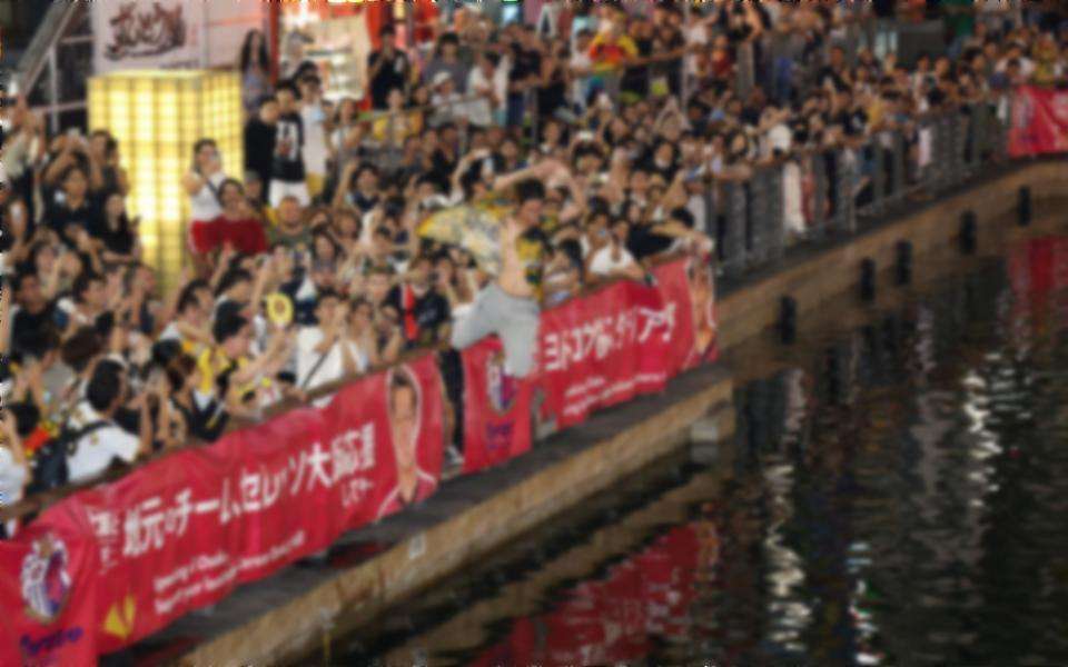 歓喜の虎党、道頓堀ダイブが次々発生　橋上対策も遊歩道からドボン　前日には吉村府知事が「飛び込まないで」「水位下げるかも」訴え