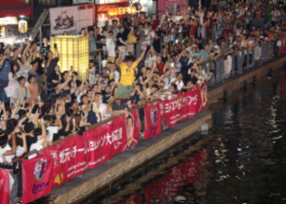 歓喜の虎党、道頓堀ダイブが次々発生　橋上対策も遊歩道からドボン　前日には吉村府知事が「飛び込まないで」「水位下げるかも」訴え
