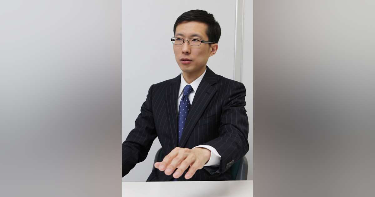 ろくろ回し、正しい姿勢は　手は顔に近づけ上向き