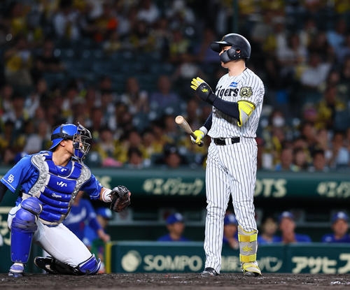 【阪神】森下翔太が白井一行球審と一触即発　判定不服であわや　距離詰める２人をコーチが仲裁 - プロ野球 : 日刊スポーツ
