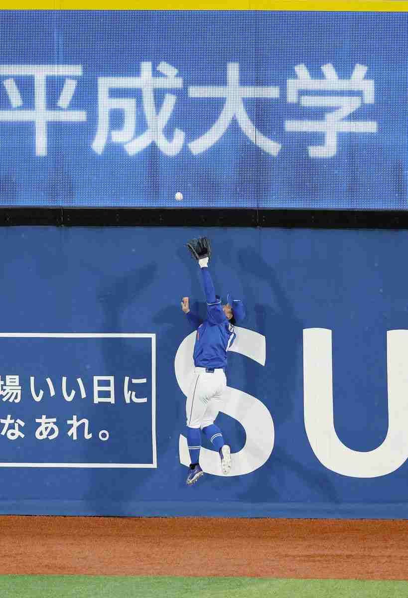 守備の名手でならした中日OBも思わず「これはうまい！」絶賛　岡林勇希のスーパープレー「ジャンプのタイミングも完璧」【荒木雅博の目】（中日スポーツ） - Yahoo!ニュース