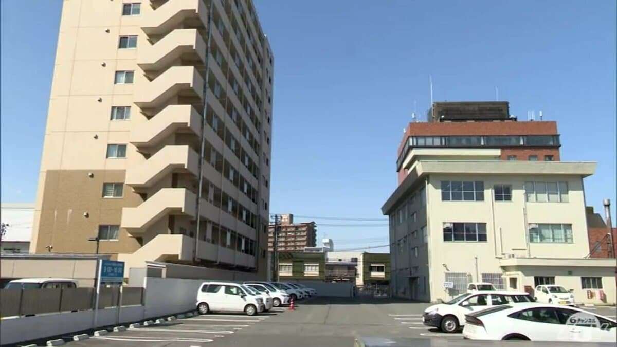 生後1か月の赤ちゃんとマンションの11階から飛び降り無理心中か　殺人の疑いで38歳の母親を容疑者死亡のまま書類送検　2人はマンションには住んでおらず車でこの場所まで来たあと飛び降りたか　青森県八戸市 | 青森のニュース│ATV NEWS│青森テレビ