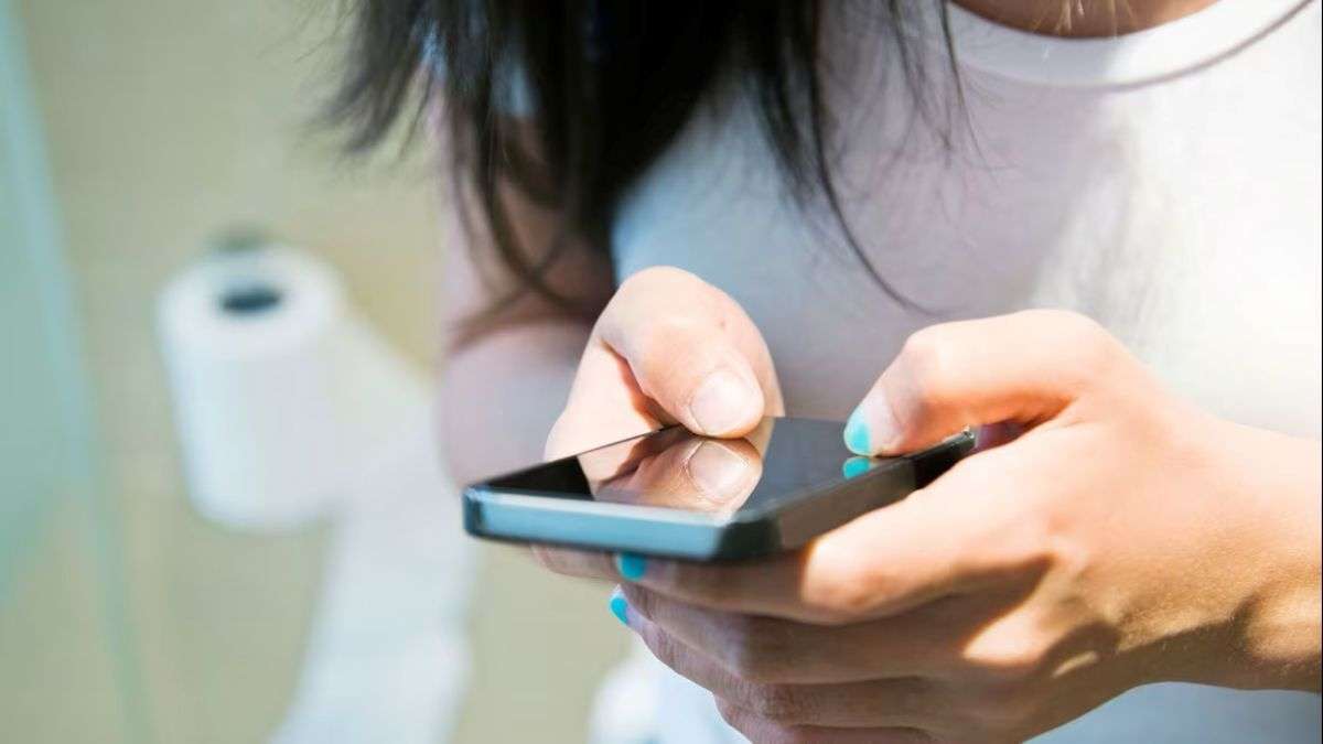 トイレの中でスマホを使うと痔のリスク４６％増大　米研究 - CNN.co.jp