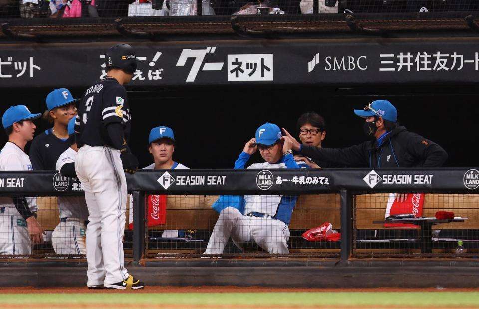日本ハム発表　八木コーチは病院で検査　意識あり会話もできる状態　試合中に折れたバットが頭部直撃