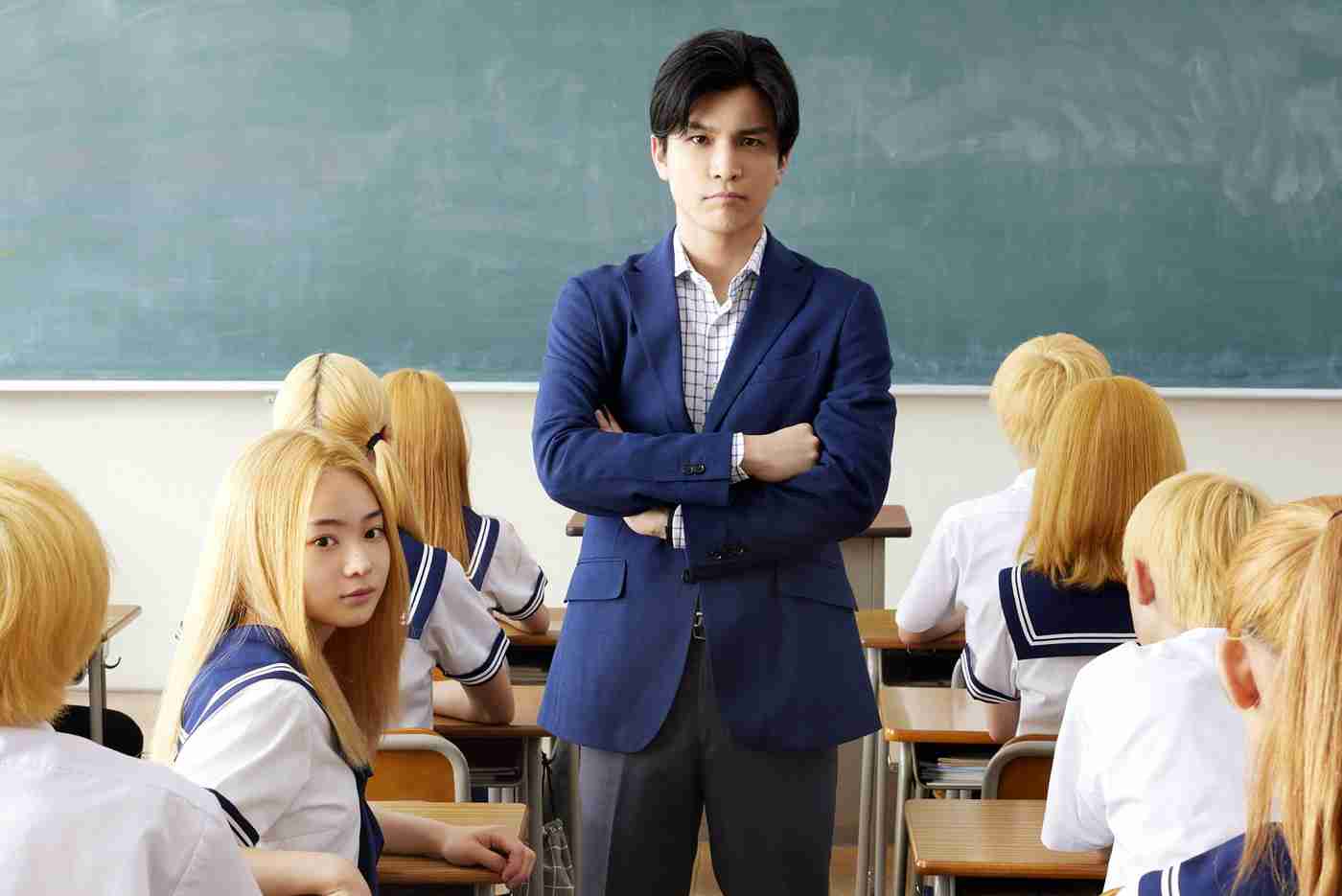 岩田剛典が“ダサい教師” に大変身!?映画『金髪』前代未聞の大騒動を切り取った場面写真9点解禁