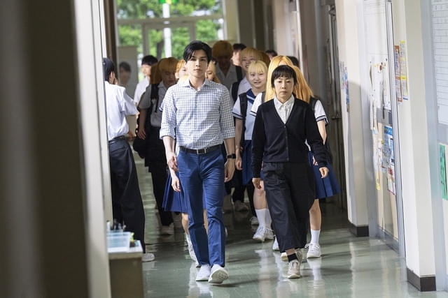 岩田剛典が“ダサい教師” に大変身!?映画『金髪』前代未聞の大騒動を切り取った場面写真9点解禁
