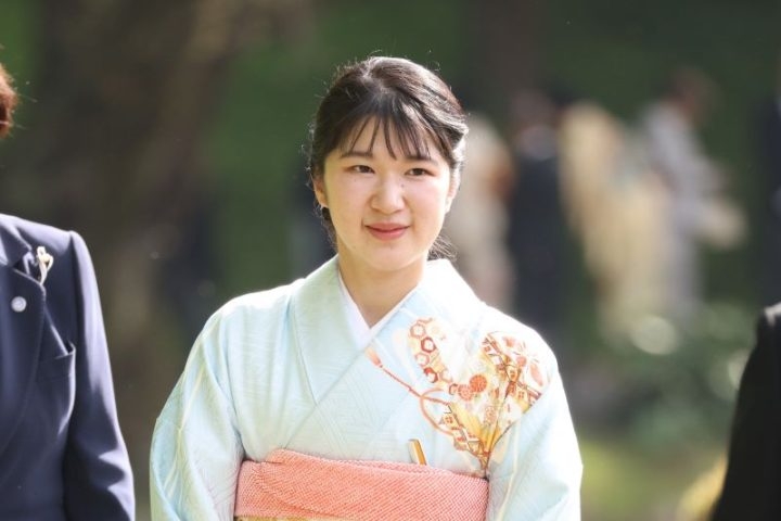 《『美しい』『さすが』の絶賛の声》愛子さま　灼熱の8月に「秋を先取り」パステル着物で「カーテシー」を披露（女性セブンプラス） - Yahoo!ニュース