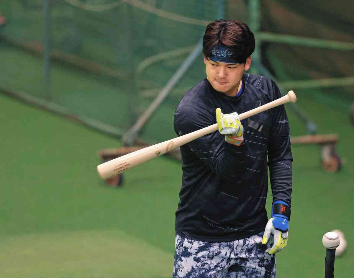 中日・石川昂弥、『ぼっちトレ』で自分と向き合う　松中コーチから「バットの出し方」指導受けコツコツと　ナゴヤ球場で自主トレ本格スタート：中日スポーツ・東京中日スポーツ 