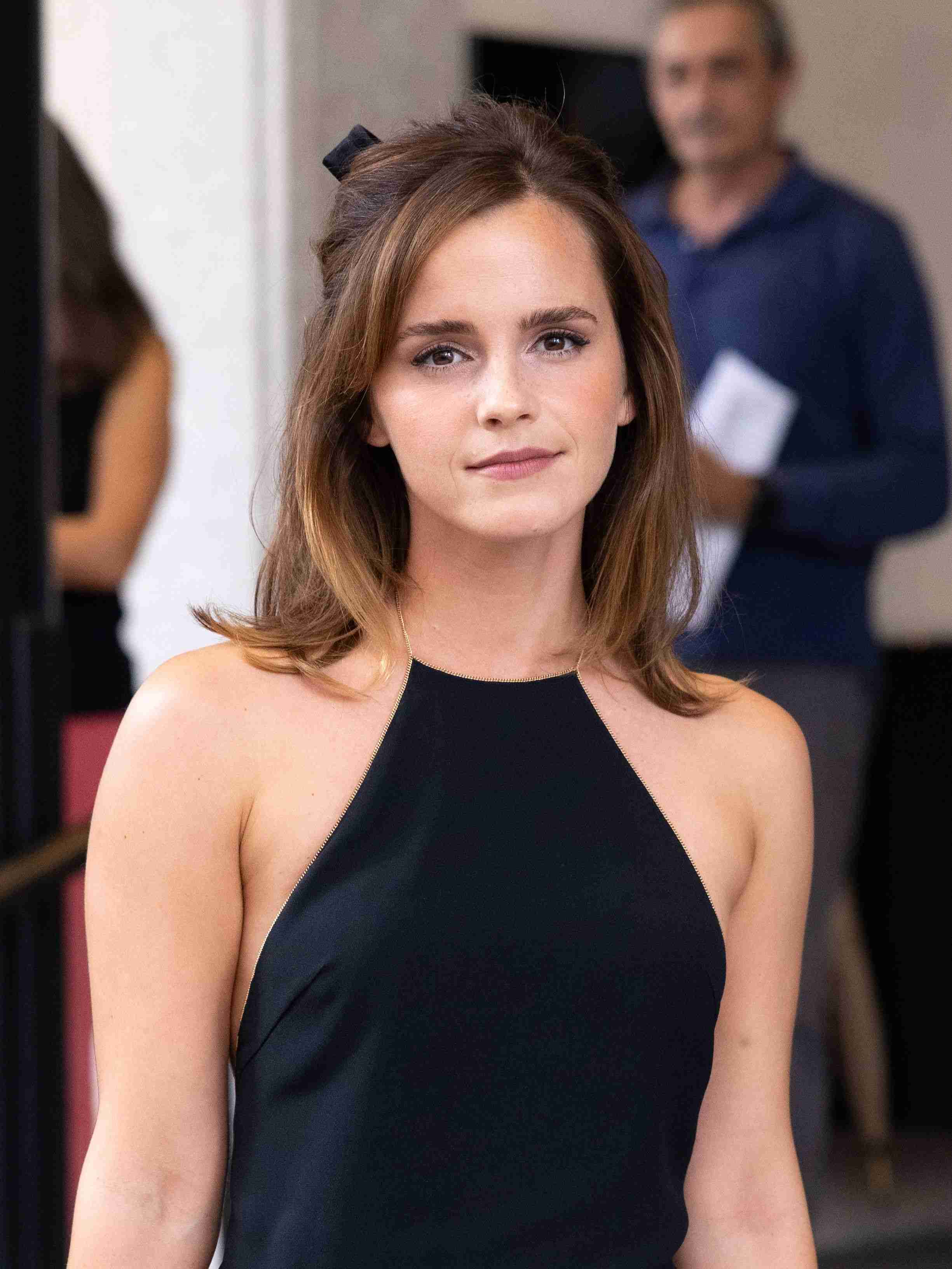 エマ・ワトソン、なぜかビキニ＆透けドレスでハイキングへ「ファッションセンスなし」「謎コーデすぎる」SNS騒然