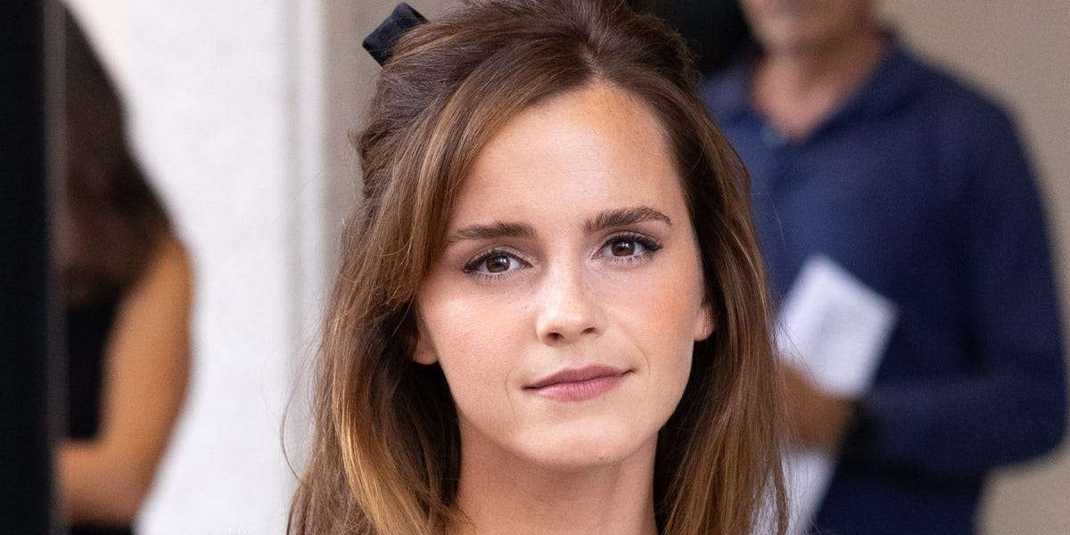 エマ・ワトソン、なぜかビキニ＆透けドレスでハイキングへ「ファッションセンスなし」「謎コーデすぎる」SNS騒然